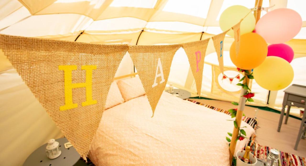Отель Lloyds Meadow Glamping Честер Экстерьер фото