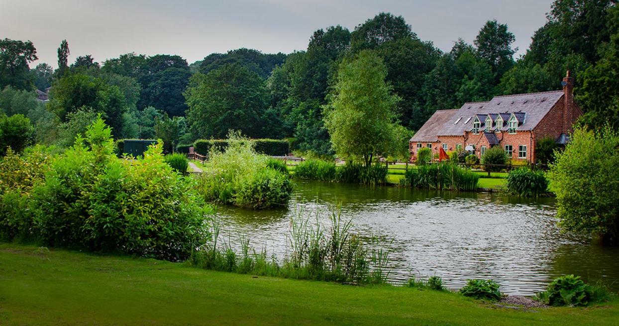 Отель Lloyds Meadow Glamping Честер Экстерьер фото